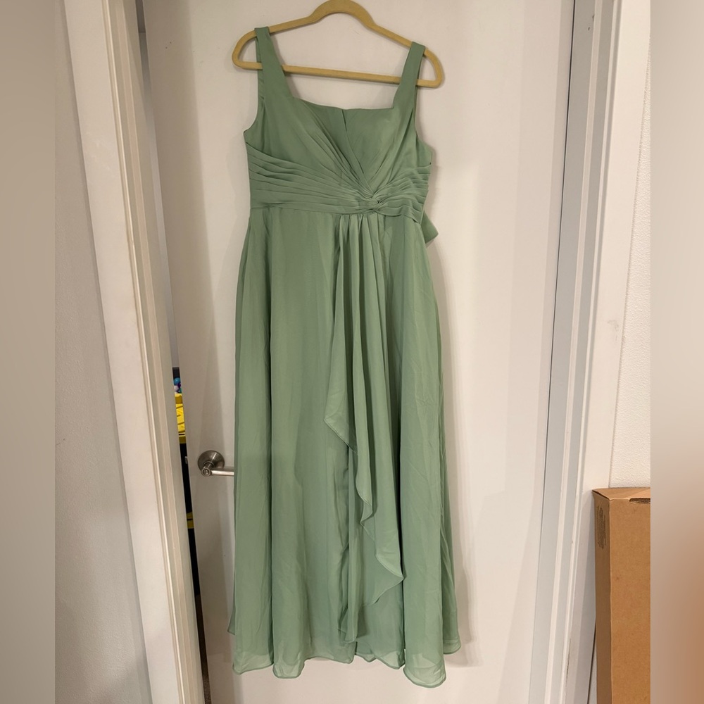 Elegant Green Sleeveless Dress